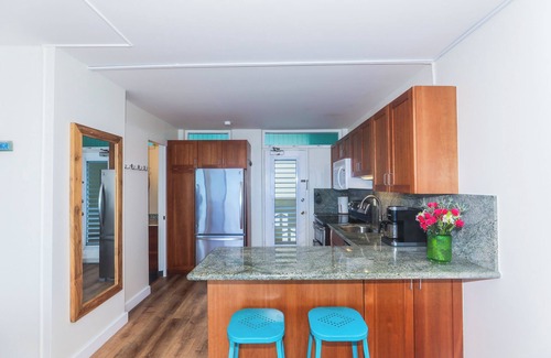 Makaha Apartment | Direct Oceanfront, Great Surfing, A/C