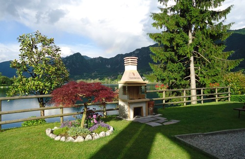 Idro House | DIRECTLY ON THE LAKE /BEACH, up to 7 people, with large garden, pool and great location