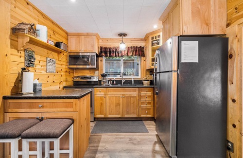 Peninsula Village Cabin | *Discount*Cozy Lakeside~Lake Almanor~BoatRamp~Pets