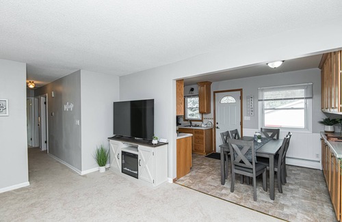 Rochester Apartment | Discounted 5-Star 3 Bedroom Duplex 5 Minutes to Mayo Clinic!