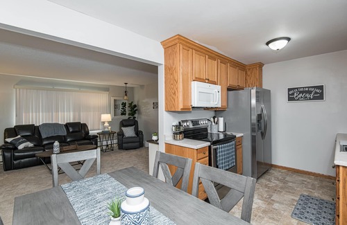 Rochester Apartment | Discounted 5-Star 3 Bedroom Duplex 5 Minutes to Mayo Clinic!