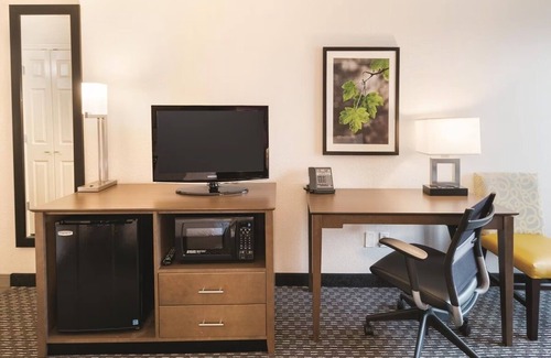 Arlington Hotel | Discover Arlington’s Magic: Comfort-Filled Stay by Six Flags & Stadium!