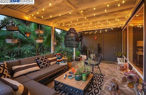 Concord House | Discover serene luxury in our modern Eichler retreat.