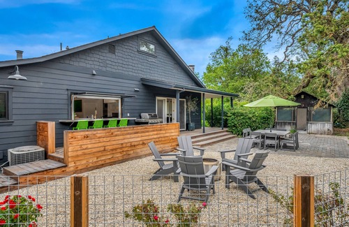 Sonoma House | Discover Sonoma's charm, just a quick 17-min drive to Napa Valley Wine Train