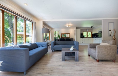 Municipality of Harderwijk House | Discover the beautiful Veluwe Lodges: a spacious and comfortable retreat to relax. Enjoy the cozy living room, open kitchen, and private garden.