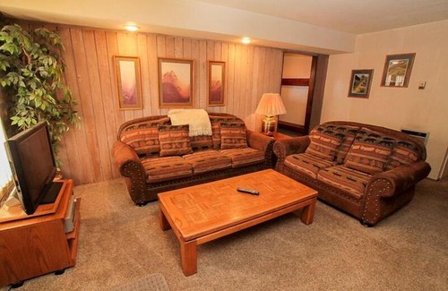 Mammoth Lakes House | Discovery 4 125