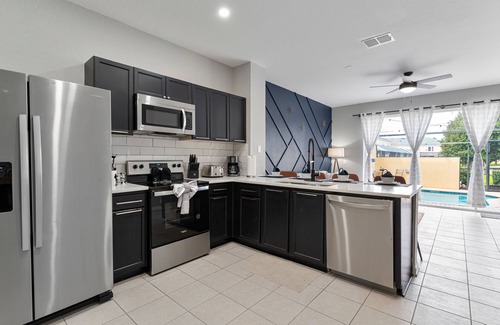 Crestwynd Bay House | Disney Bungalow - Waterslides - Pool - Kids Star Wars Retreat - 4 Mi to parks!