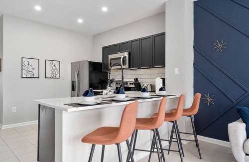 Crestwynd Bay House | Disney Bungalow - Waterslides - Pool - Kids Star Wars Retreat - 4 Mi to parks!