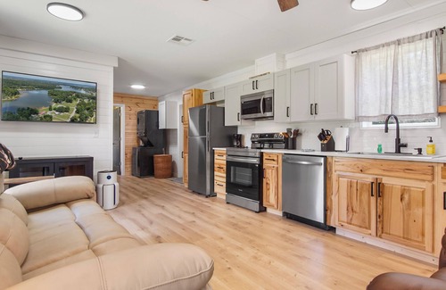 Eufaula House | Diva & Poodle's Lake Getaway - 3BD, 2BA home in Eufaula w/Com Boat Launch & Pool