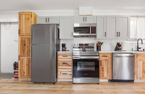 Eufaula House | Diva & Poodle's Lake Getaway - 3BD, 2BA home in Eufaula w/Com Boat Launch & Pool