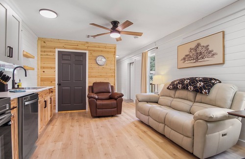 Eufaula House | Diva & Poodle's Lake Getaway - 3BD, 2BA home in Eufaula w/Com Boat Launch & Pool