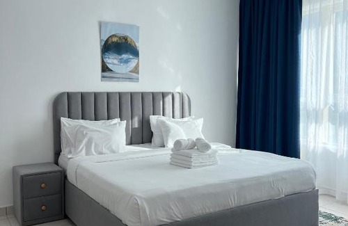 Dubai Marina Apartment | Dive in the marina- luxury condo marina mall steps away
