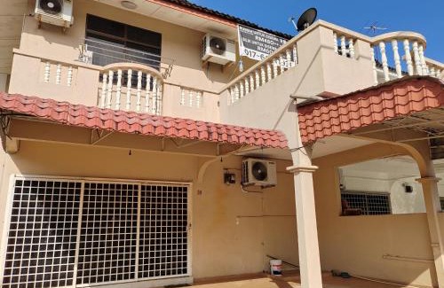 Air Puteh House | DIY 4BR Home Behind TMG Air Putih, 16 Guests