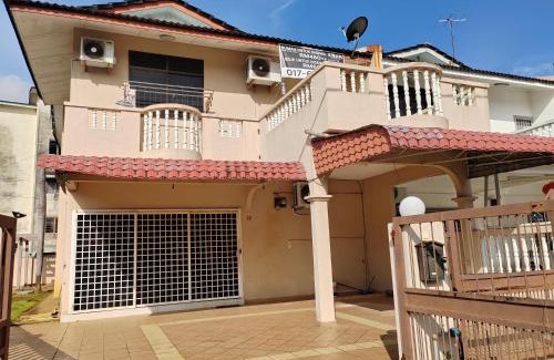 Air Puteh House | DIY 4BR Home Behind TMG Air Putih, 16 Guests