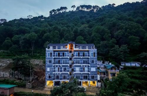 Kumarhatti Apartment | Dochi 4-BHK apartment with Hill Views, Living Room, & Balconies