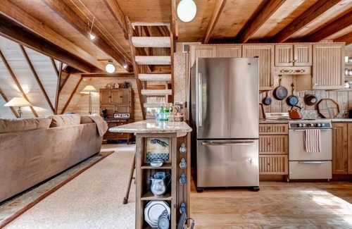 Innsbrook Cottage | Dock & Resort Perks: Quiet Lakefront Cottage