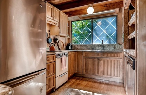 Innsbrook Cottage | Dock & Resort Perks: Quiet Lakefront Cottage