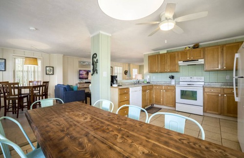 Cedar Key Cabin | Dock * Water View * Screened Deck * 2 Kitchens * Fishing Deck