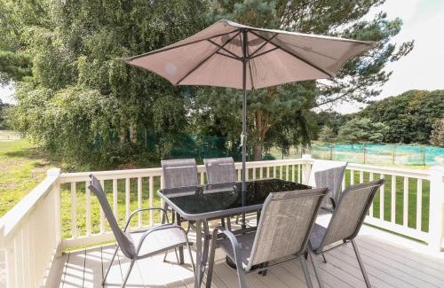 Hopton Ski Chalet | Dog Friendly 3 Bedroom Static Caravan In Fritton
