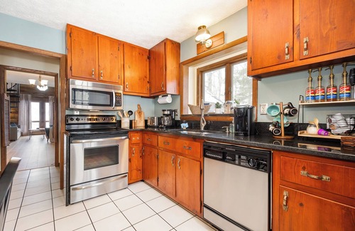 Oakland Cabin | Dog friendly, 3-bedroom cabin with hot tub, king bed and firepit in Oakland