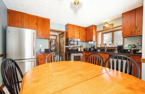 Oakland Cabin | Dog friendly, 3-bedroom cabin with hot tub, king bed and firepit in Oakland