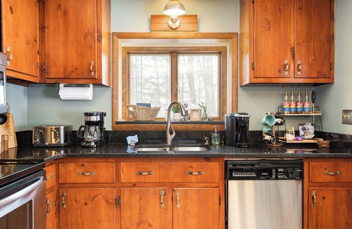 Oakland Cabin | Dog friendly, 3-bedroom cabin with hot tub, king bed and firepit in Oakland