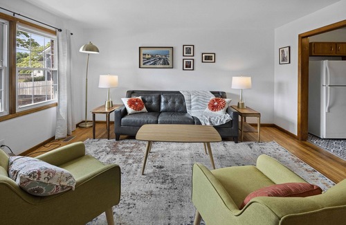 Knoxville House | Dog-friendly, 30 day minimum stay, Mid-Century Modern Haven