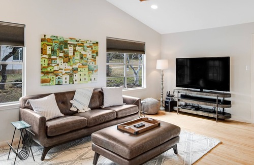 Spicewood House | Dog-friendly and spacious lake view house with W/D and private beach