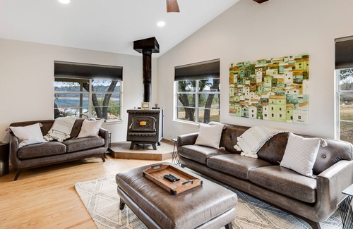 Spicewood House | Dog-friendly and spacious lake view house with W/D and private beach