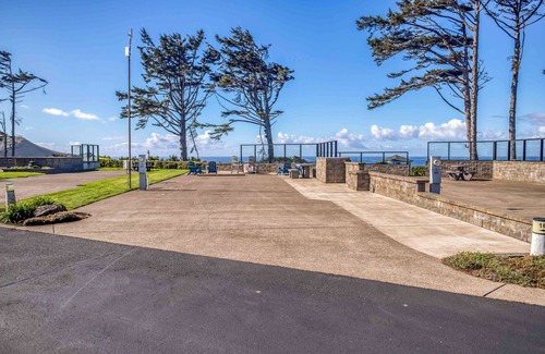 Agate Beach RV Rental | Dog Friendly, Available with 50AMP, 30AMP, Water and Sewer hook up's, WiFi