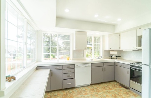 Seaside House | Dog Friendly Beach Cottage, less than 1 Block to Beach/Promenade, Close to Town