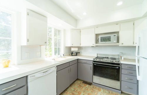 Seaside House | Dog Friendly Beach Cottage, less than 1 Block to Beach/Promenade, Close to Town