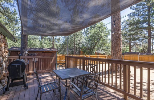 Sugarloaf Cabin | Dog-Friendly Big Bear Cabin w/Large Fenced Yard & Cozy Fireplace in Sugarloaf