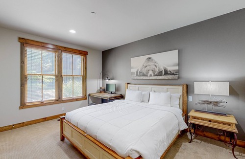 Mammoth Lakes Condo | Dog-friendly condo near skiing and golf with hot tub, fireplace & washer/dryer