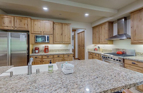 Mammoth Lakes Condo | Dog-friendly condo near skiing and golf with hot tub, fireplace & washer/dryer