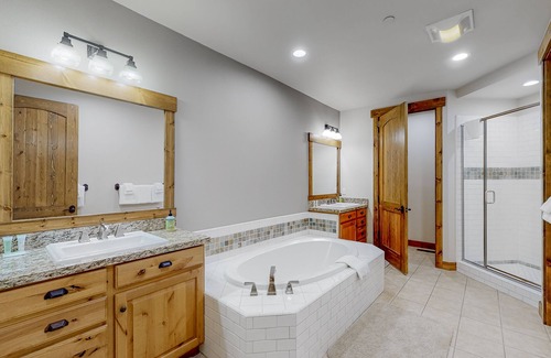 Mammoth Lakes Condo | Dog-friendly condo near skiing and golf with hot tub, fireplace & washer/dryer