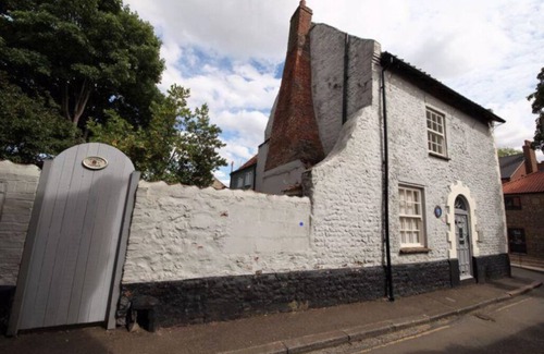 Fakenham House | Dog-Friendly historic cottage and beach hut at the gateway to the Norfolk coast