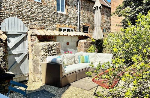 Fakenham House | Dog-Friendly historic cottage and beach hut at the gateway to the Norfolk coast