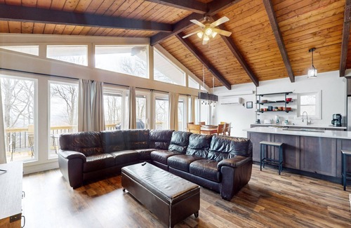 Beech Mountain Ski Chalet | Dog-friendly home w/private hot tub, central AC, and W/D - close to skiing