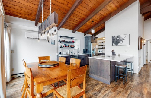 Beech Mountain Ski Chalet | Dog-friendly home w/private hot tub, central AC, and W/D - close to skiing