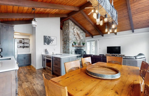 Beech Mountain Ski Chalet | Dog-friendly home w/private hot tub, central AC, and W/D - close to skiing