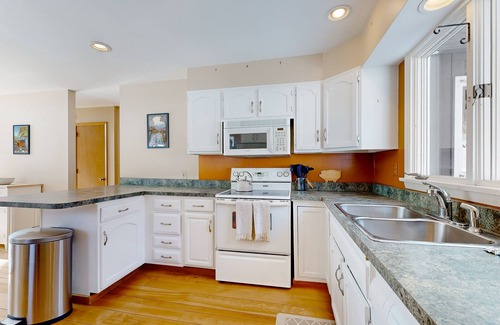 Montpelier House | Dog-friendly home with panoramic mountain views, grill, deck, & pool table