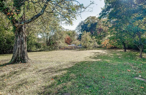 Donelson House | Dog-friendly home with firepit, enclosed yard & fast WiFi - 1 block to bus stop