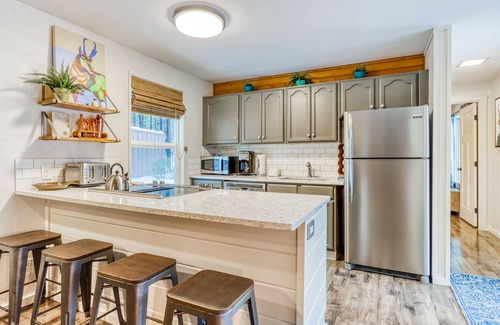 Sunriver House | Dog-friendly home with private hot tub, fast WiFi, gas fireplace & SHARC passes