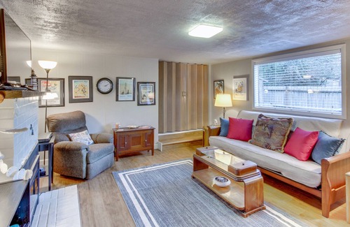 Cannon Beach Cabin | Dog-Friendly House with Entertainment and Yard - Close to Beach and Downtown