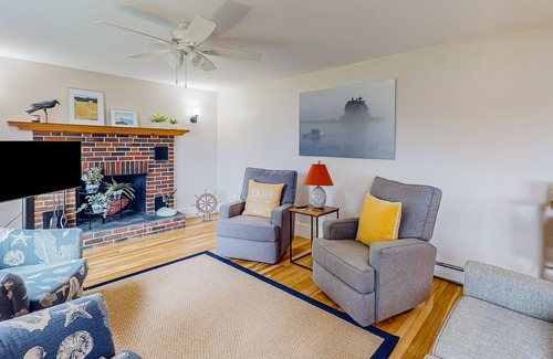 South Thomaston House | Dog-friendly river view home with gas grill, patio, TV, washer/dryer, & kitchen