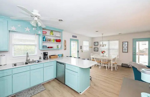 Long Beach Cottage | DOG FRIENDLY - Second Row .Ruff Life beach cottage.