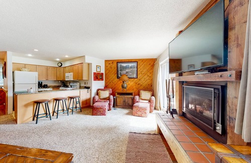 Four O'Clock Condo | Dog-friendly ski condo with hot tubs, grills, & gym