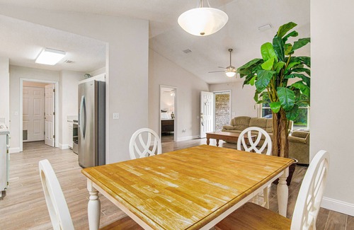 Pensacola House | Dog-Friendly stay with Fire Pit close to NAS and food trucks