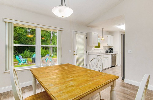 Pensacola House | Dog-Friendly stay with Fire Pit close to NAS and food trucks